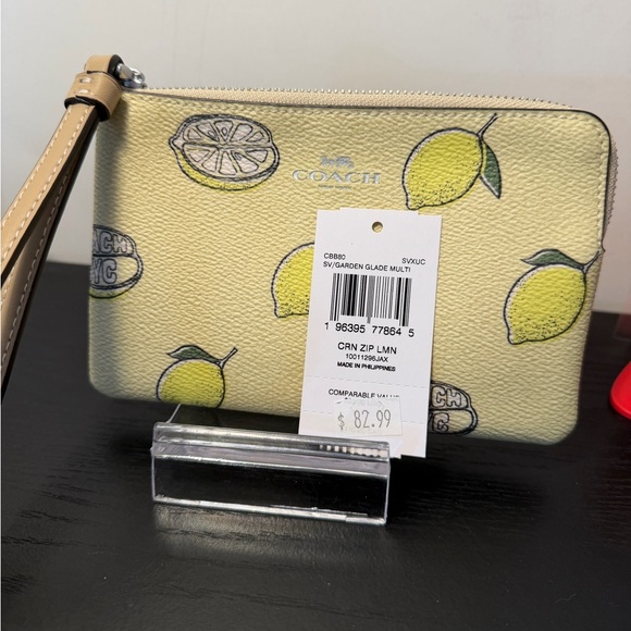 NWT Coach Lemon print Pattern Wristlet - Picture 3 of 11